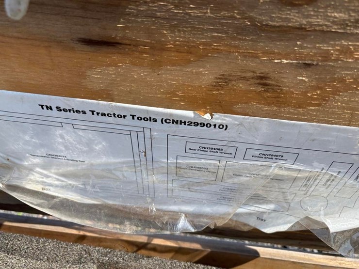 new-holland-2990010-tn-tractor-tool-kit-image-4