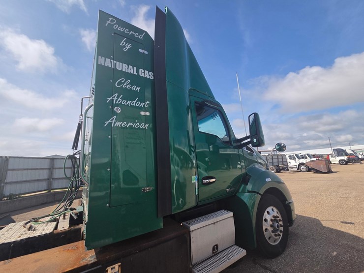 2015-kenworth-t680-image-31