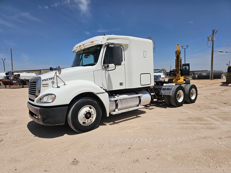 freightliner-cascaida-sleeper-truck-image-1