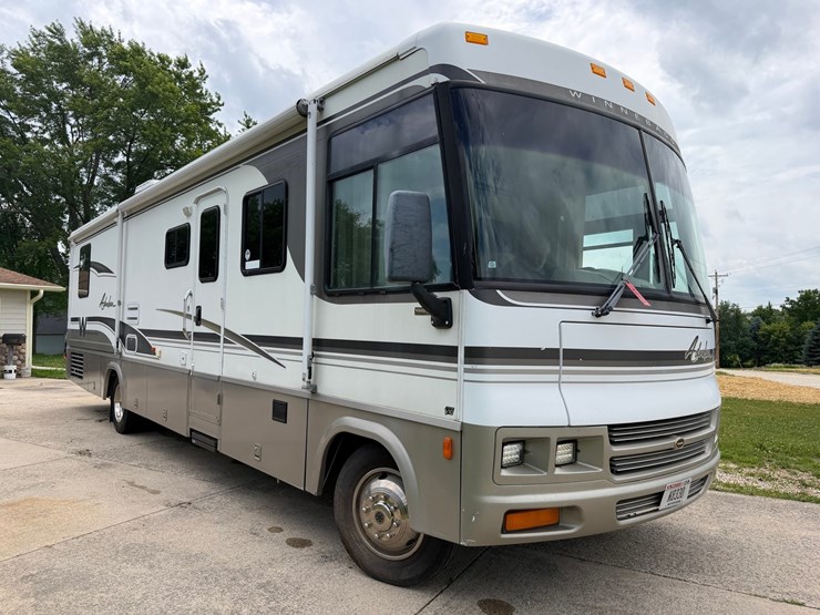 #1490-•-2001-winnebago-adventurer-image-8