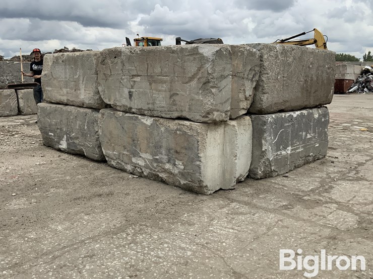 6'-x-3'-x-2.5'-interlocking-concrete-blocks-image-1