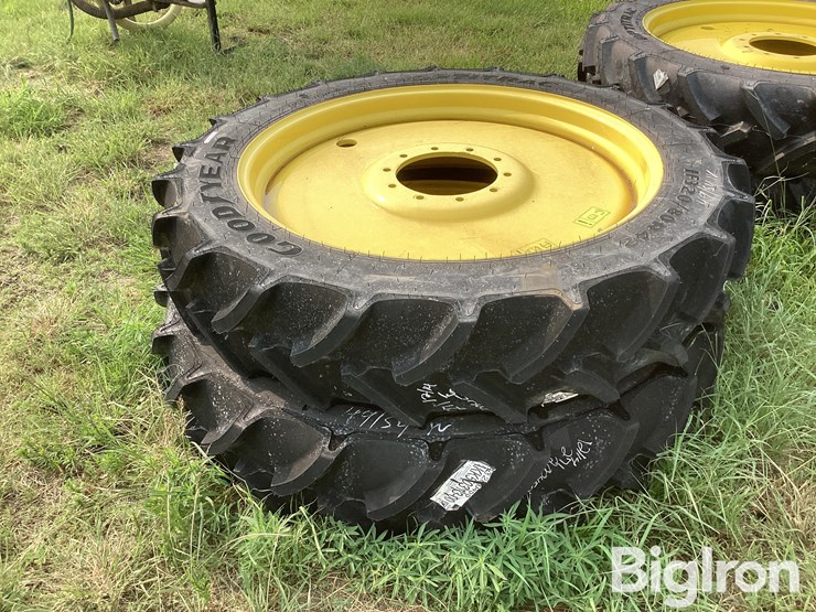 john-deere-320-image-7