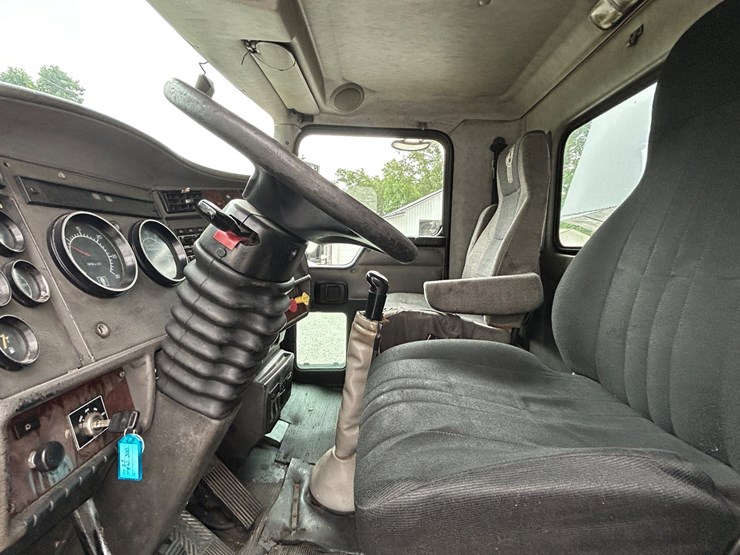 2005-kenworth-t300-image-32