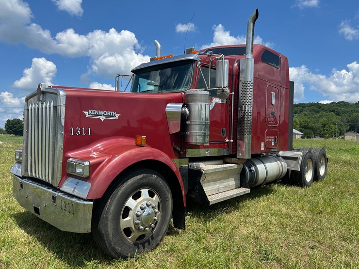 2013-kenworth-w900-image-1