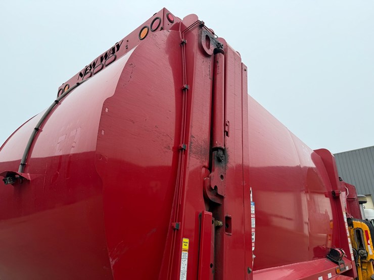 #1506-•-2019-peterbilt-pb520-side-load-garbage-truck-image-28