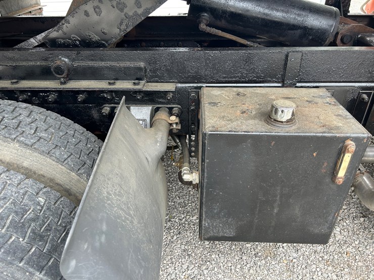 2005-kenworth-t300-image-20
