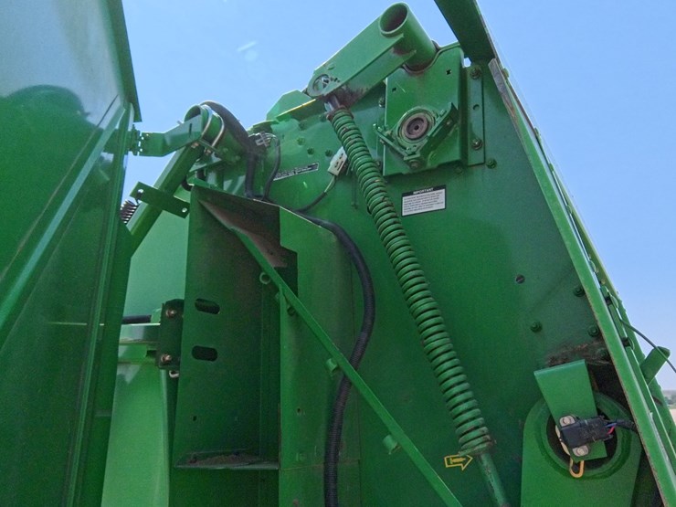 2009-john-deere-568-image-40