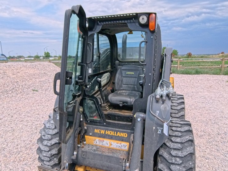 2017-new-holland-l230-image-37
