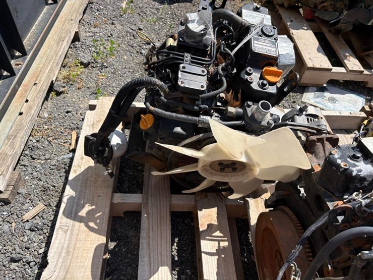 yanmar-3tnv82a-3-cylinder-diesel-engine-image-1