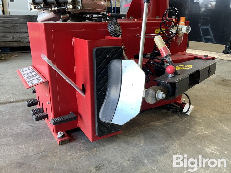2025-massey-ferguson-730-image-13
