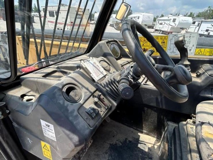 2015-caterpillar-th417c-gc-4wd-telehandler-yc5a125-image-11