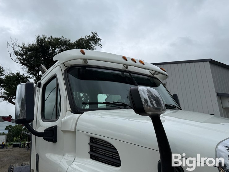 2012-freightliner-cascadia-113-image-13