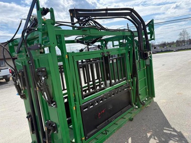 hydraulic-squeeze-chute-image-3
