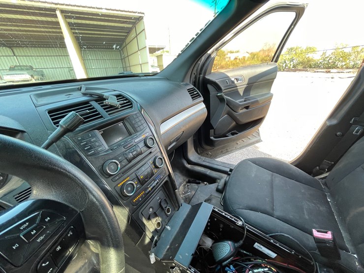 2016-ford-explorer-image-92
