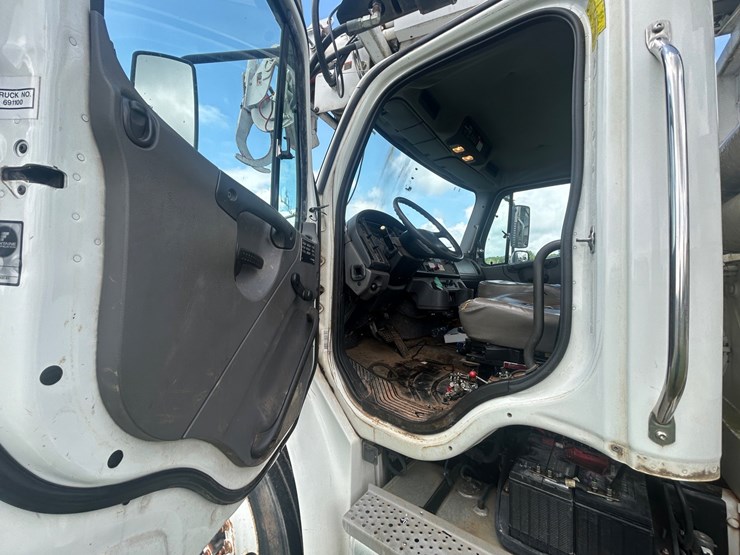 #1092-•-2011-freightliner-derrick-digger-image-45