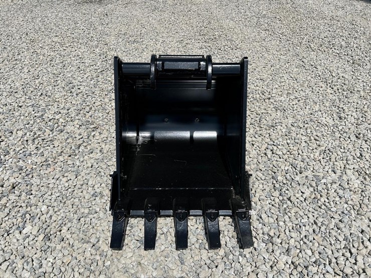 24"-x-change-bucket-for-a-bobcat-excavator-image-2