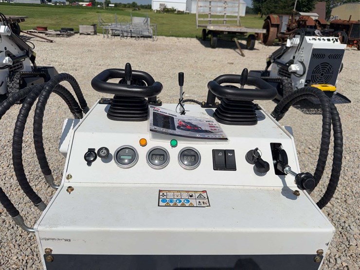 2026-zjg-zj-380-tracked-mini-skid-steer-loader-image-10