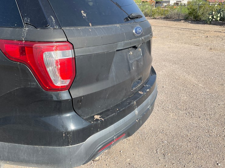 2016-ford-explorer-image-32