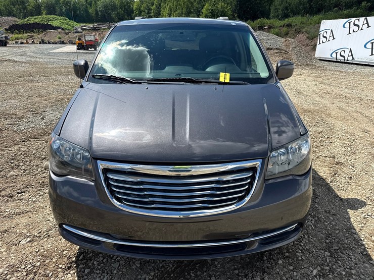 2016-chrysler-town-&-country-image-8