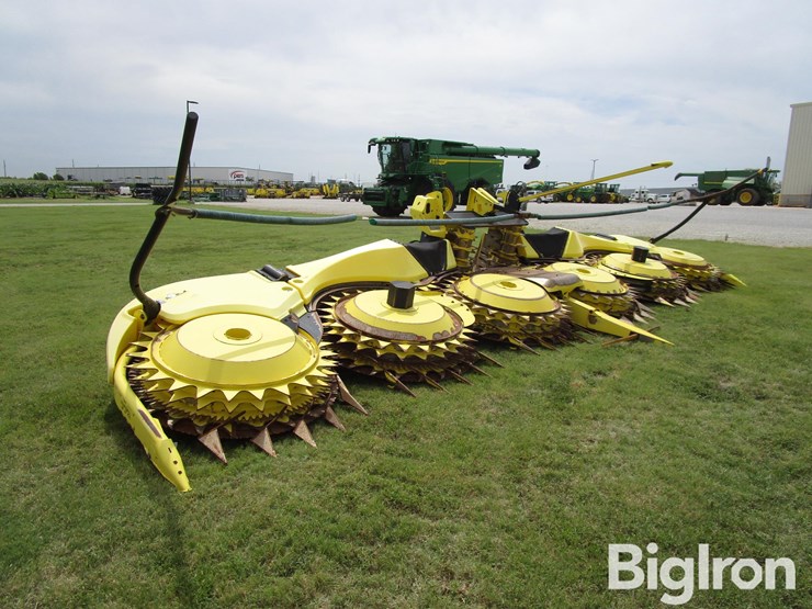 2022-john-deere-772-image-3