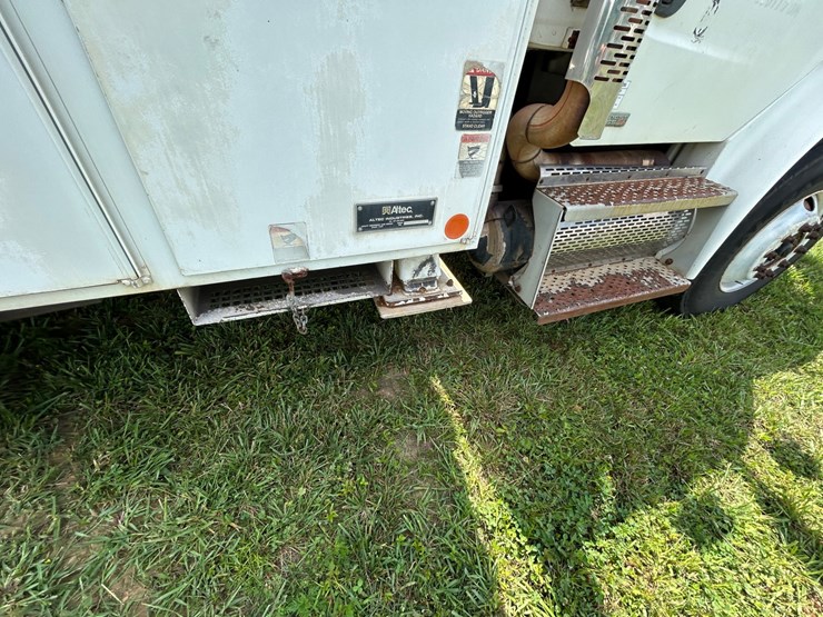 #1091-•-2010-freightliner-bucket-truck-image-30