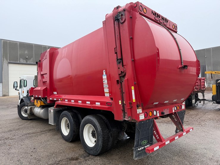 #1506-•-2019-peterbilt-pb520-side-load-garbage-truck-image-3