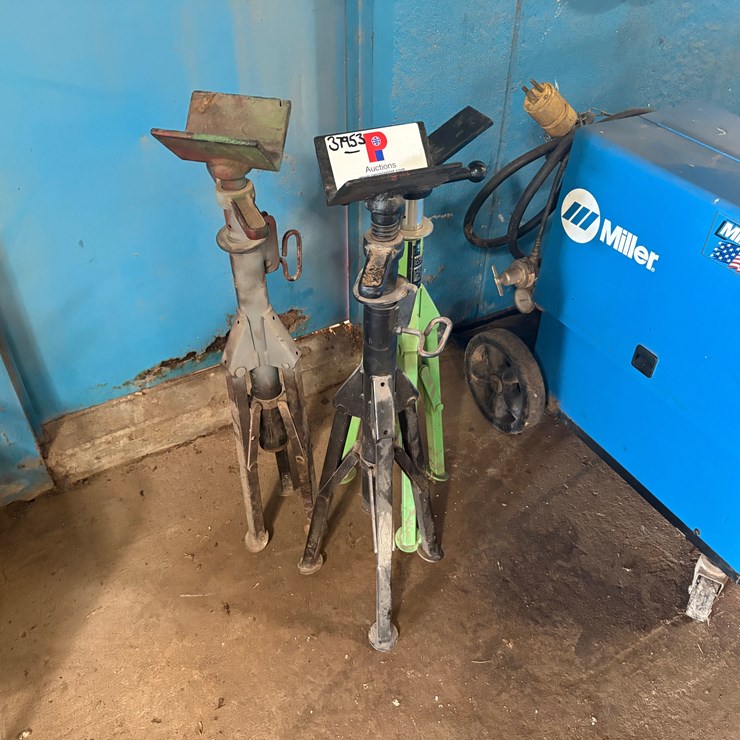 (3) adjustable height pipe stands