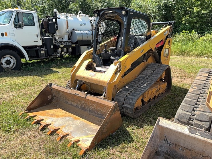 2021-caterpillar-299d3-image-1