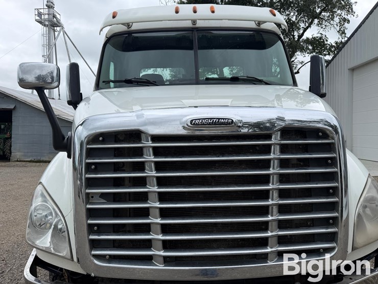 2012-freightliner-cascadia-113-image-11