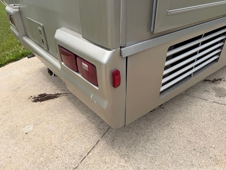 #1490-•-2001-winnebago-adventurer-image-27