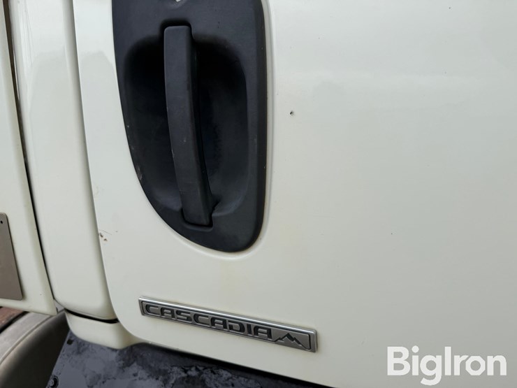 2012-freightliner-cascadia-113-image-15