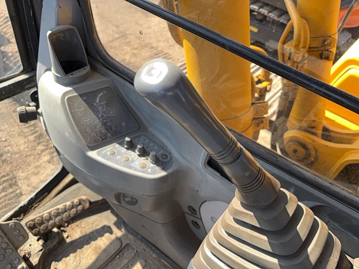 deere-230-lc-image-30