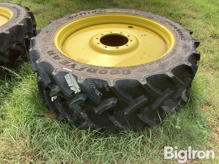 john-deere-320-image-2