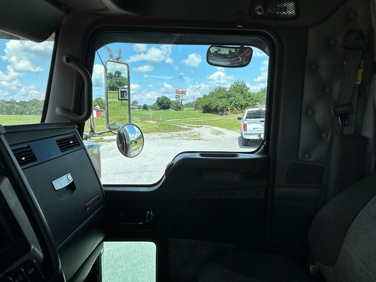 2013-kenworth-w900-image-15