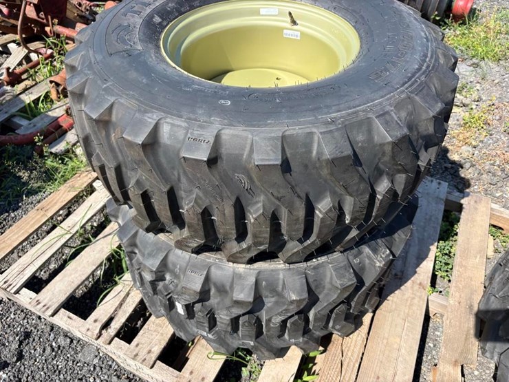 tiron-350/70-17.5-skis-steer-tires-image-1