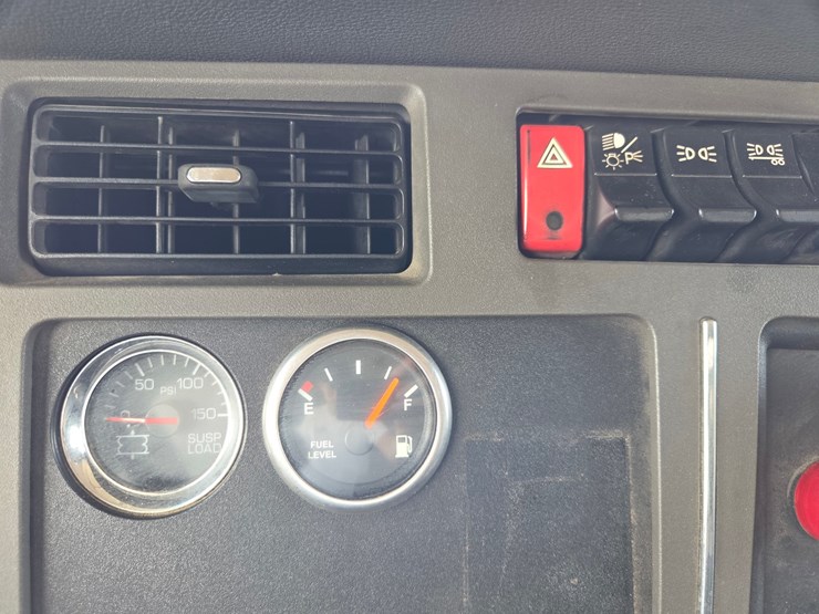 2015-kenworth-t680-image-16