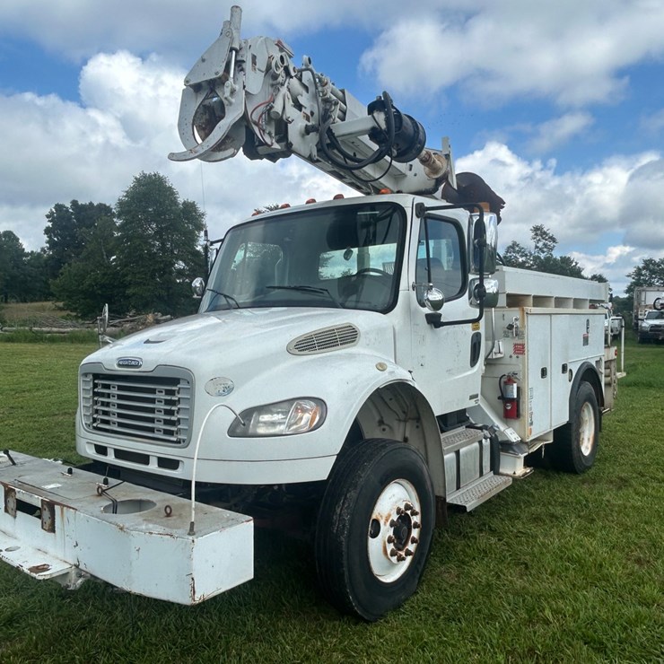 #1092 • 2011 FREIGHTLINER DERRICK DIGGER
