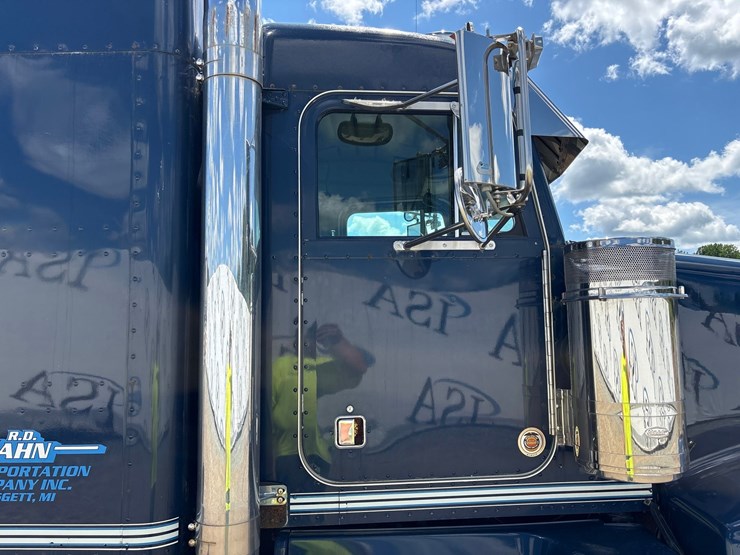2000-peterbilt-377-image-17