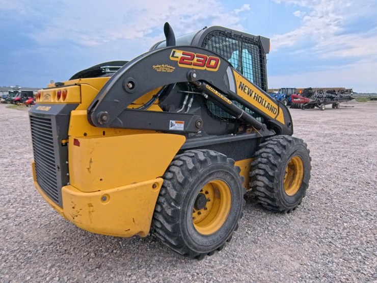 2017-new-holland-l230-image-3