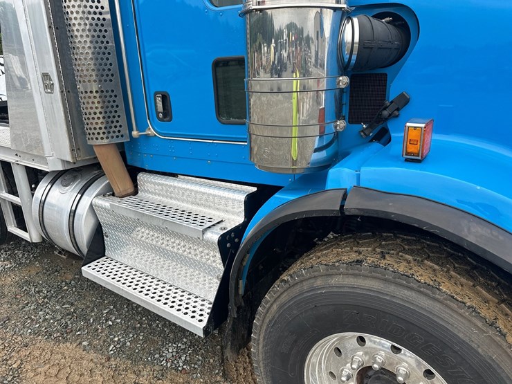 2013-kenworth-t800-image-12