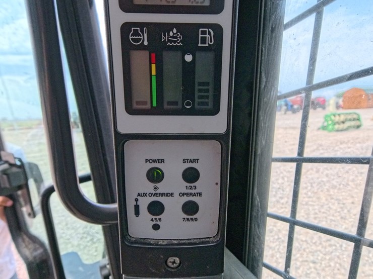 2017-new-holland-l230-image-45