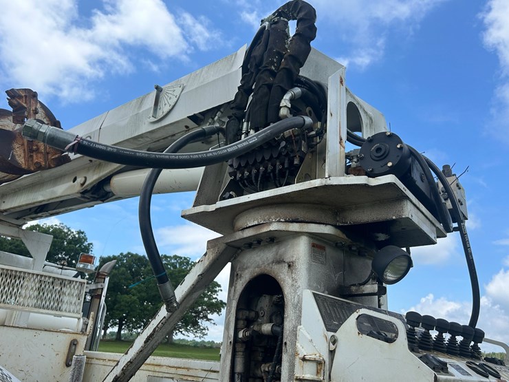 #1092-•-2011-freightliner-derrick-digger-image-26