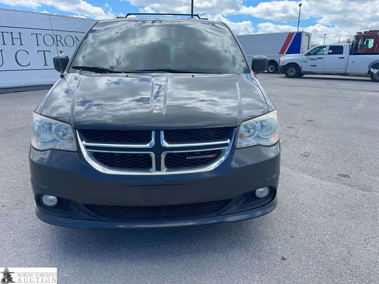 2012-dodge-grand-caravan-crew-image-2