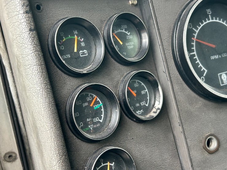 2005-kenworth-t300-image-40