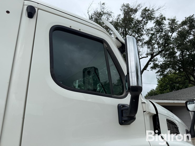 2012-freightliner-cascadia-113-image-14