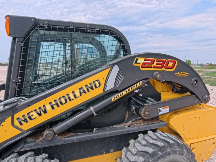 2017-new-holland-l230-image-15