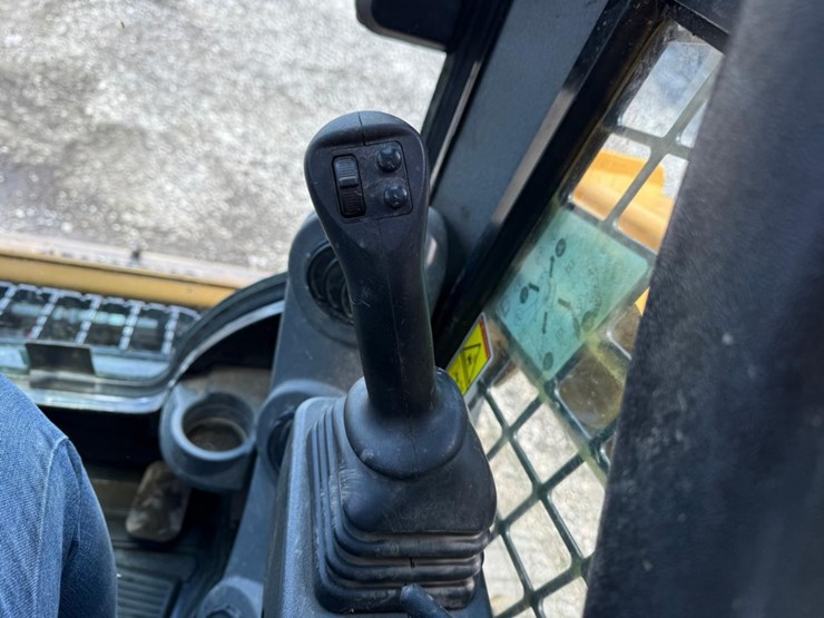 2019-caterpillar-239d3-image-22