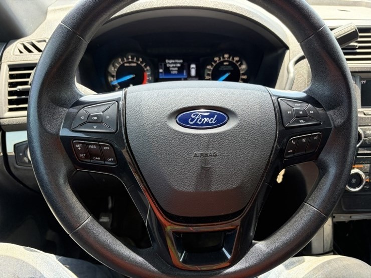 2017-ford-explorer-image-29