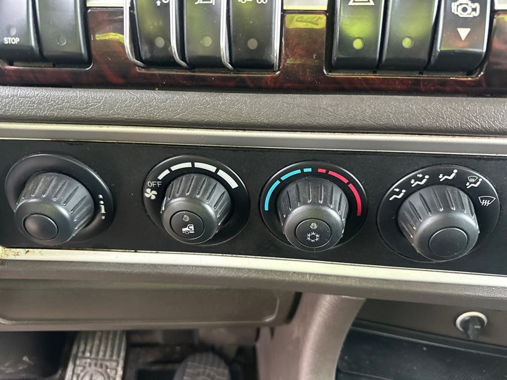 2013-kenworth-t800-image-43