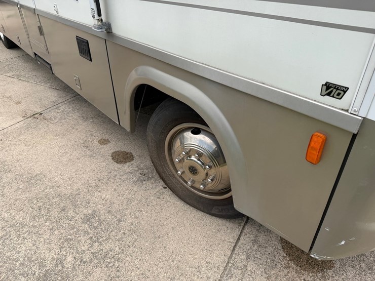 #1490-•-2001-winnebago-adventurer-image-31